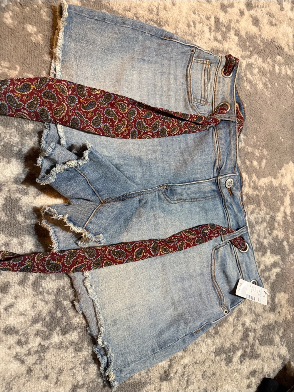 Maurices Light Wash Denim Women's Shorts with Paisley Tie Belt NWT Size 18